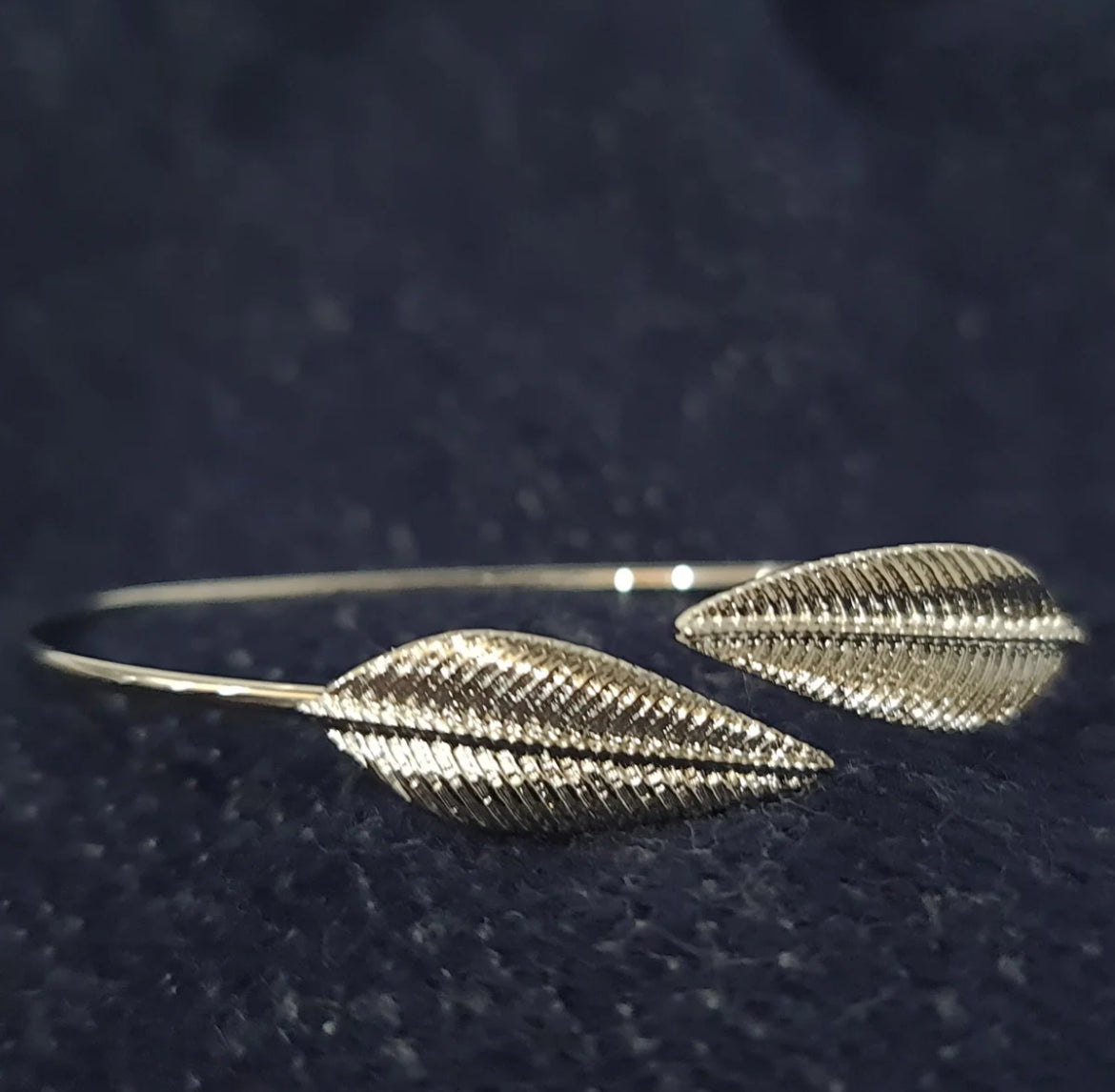 ELEGENT LEAF BRACELET