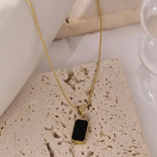 BLACK SHELL PENDANT