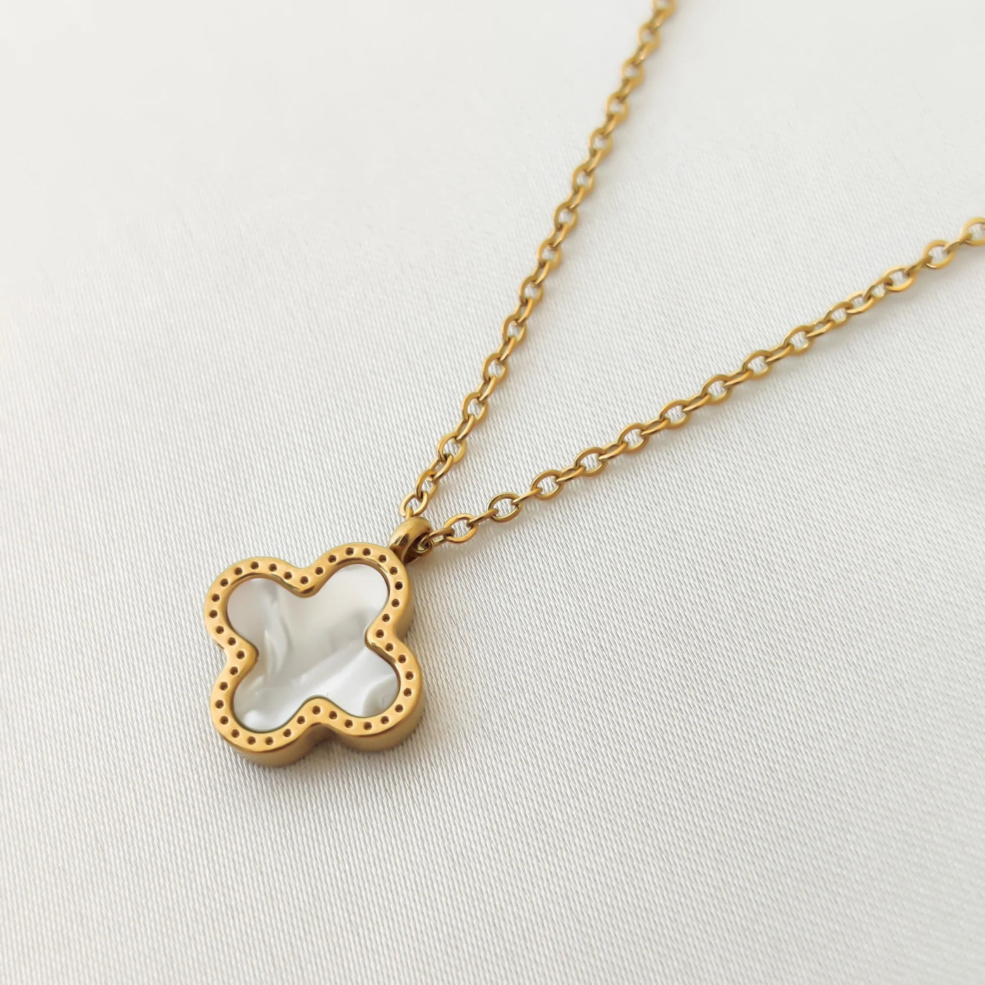 CLOVER PENDANT (WHITE)