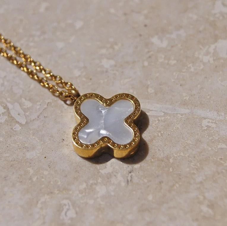 CLOVER PENDANT (WHITE)