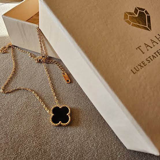 CLOVER PENDANT (BLACK)